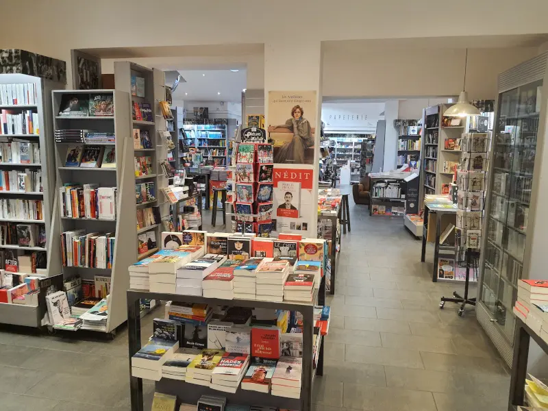 Rayon littérature et papeterie de la librairie Dernier Rempart