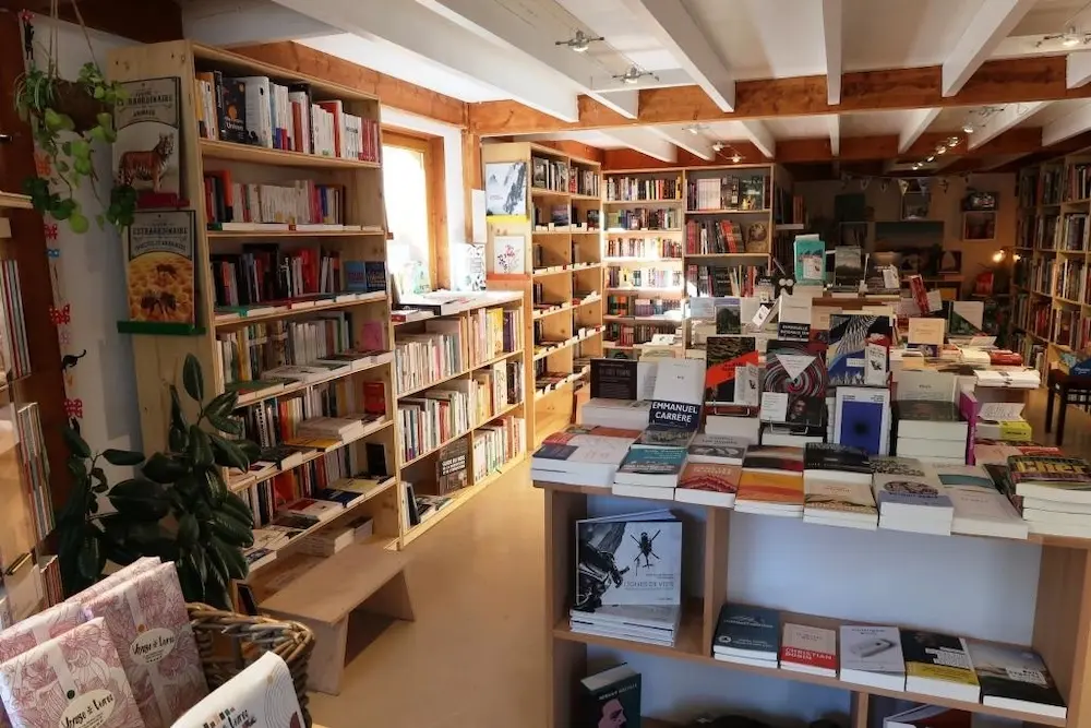 Photo de l'intérieur de la librairie Voyage au bout des livres