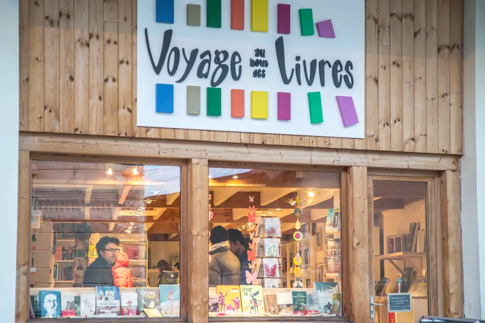 Devanture librairie Voyage au bout des livres