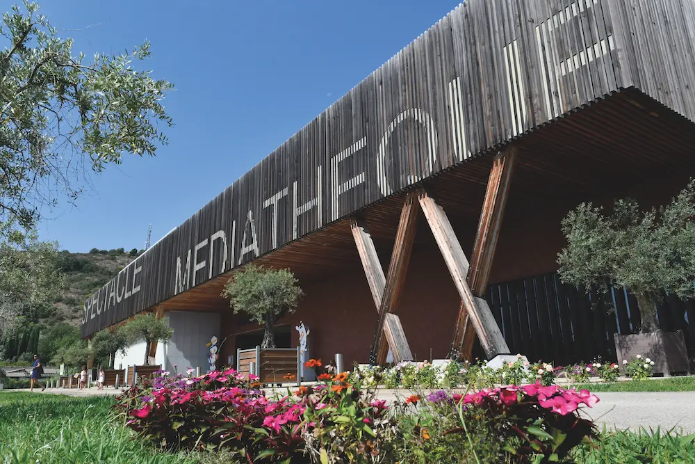 Photo de l'extérieur de la médiathèque Villeneuve-Loubet