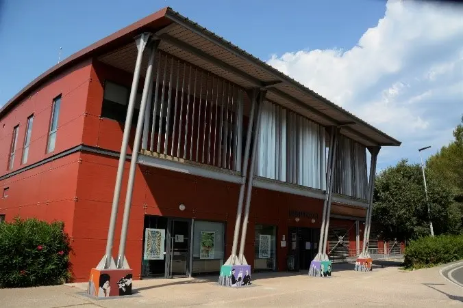 Extérieur de la médiathèque de Valbonne Sophia Antipolis