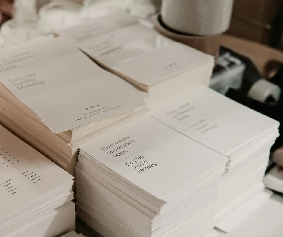 plusieurs piles de feuilles destinées à faire un livre