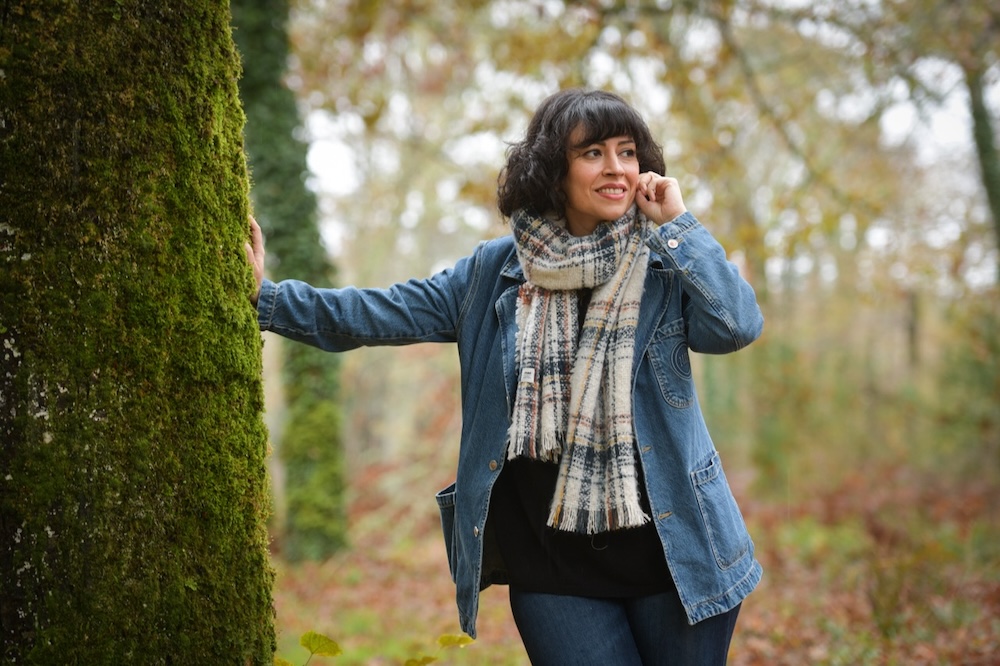 Portait de Banafsheh Farisabadi, poétesse iranienne, qui habite à Arles.