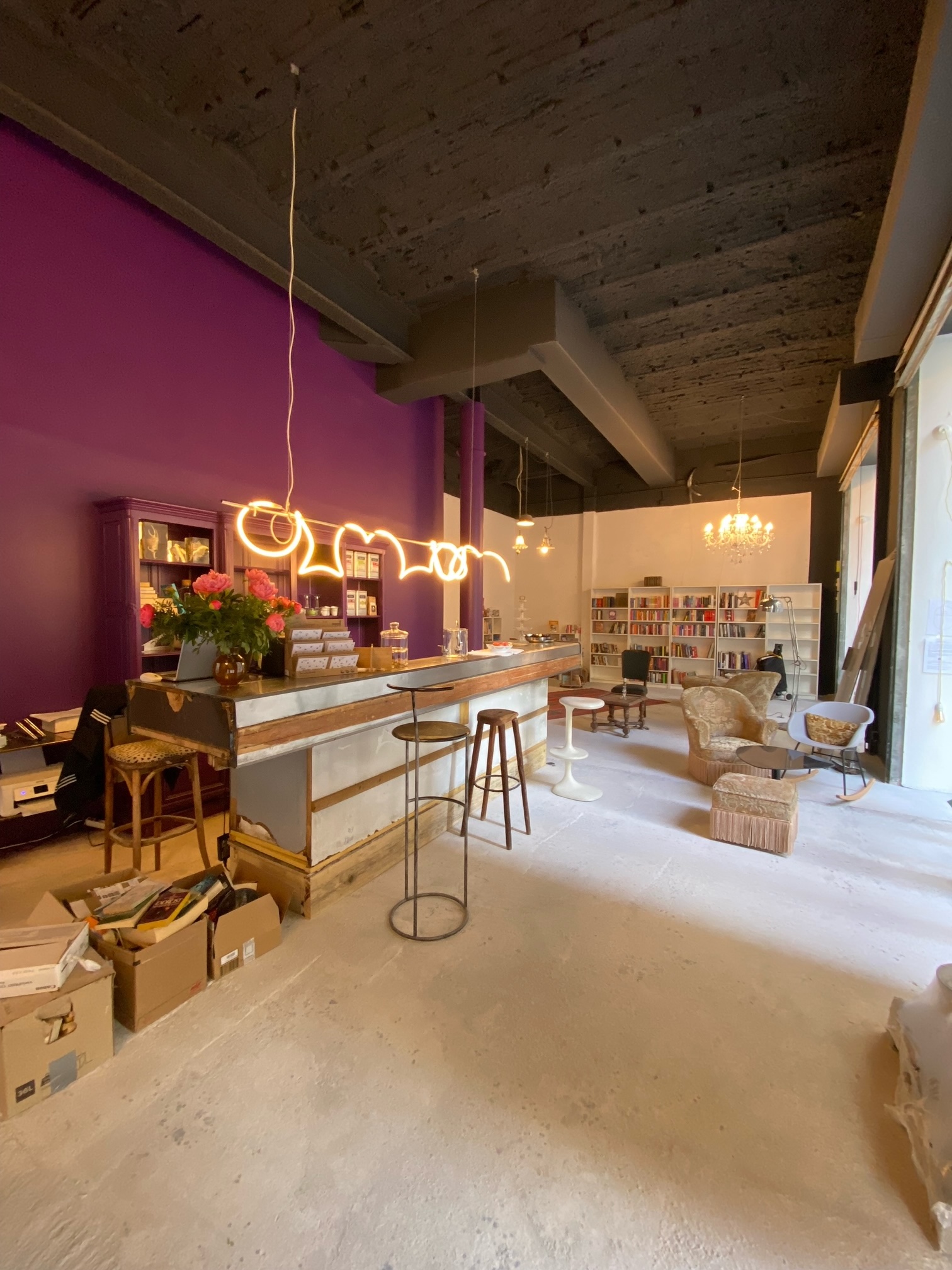 Intérieur de la grande librairie internationale située à Belsunce (1er arrondissement de Marseille). Espace salon de thé avec comptoir.