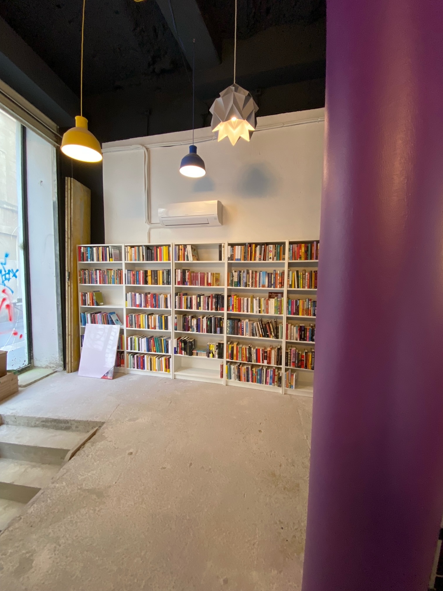 Intérieur de la grande librairie internationale située à Belsunce (1er arrondissement de Marseille). Étagères avec des livres.