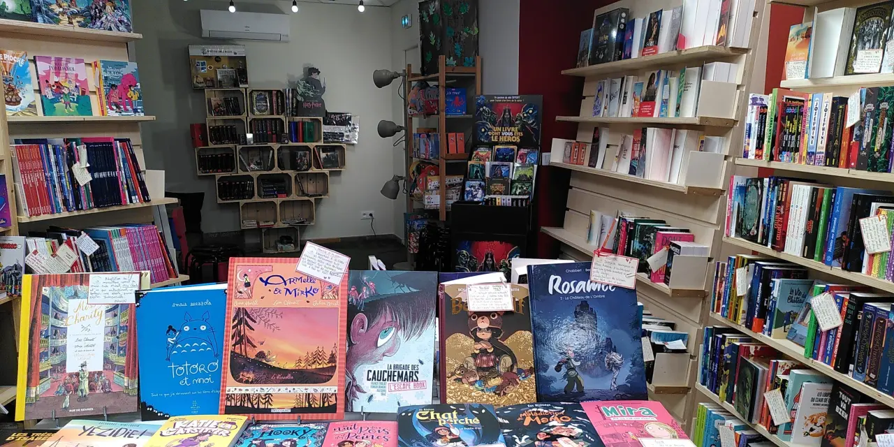 Intérieur de la librairie La Petite Horloge