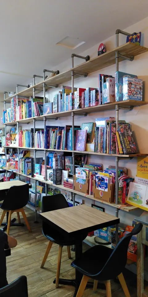 L'intérieur de la librairie le Livre Gourmand