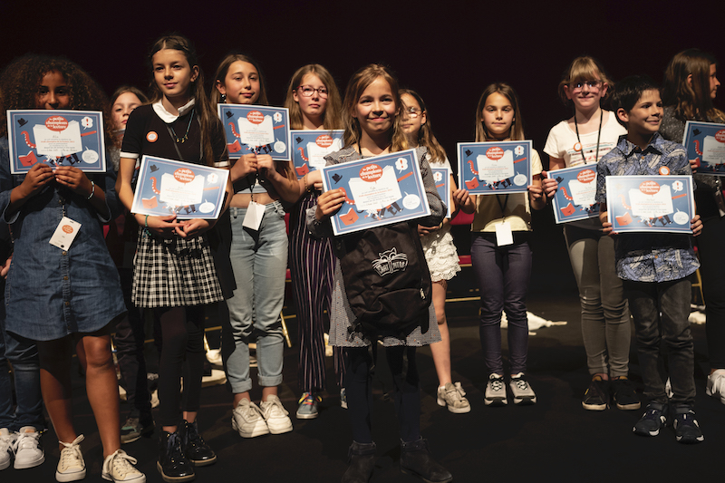 Les petits champions en photo avec leur diplôme, sur la scène du Grand Théâtre de Provence.