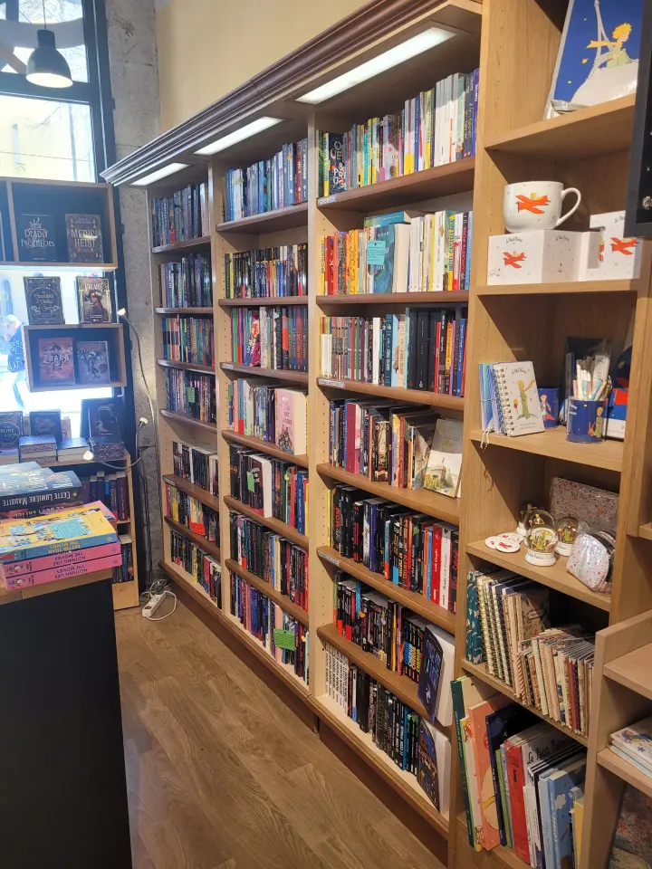 Intérieur de la librairie Les Trois Brigands à Toulon.