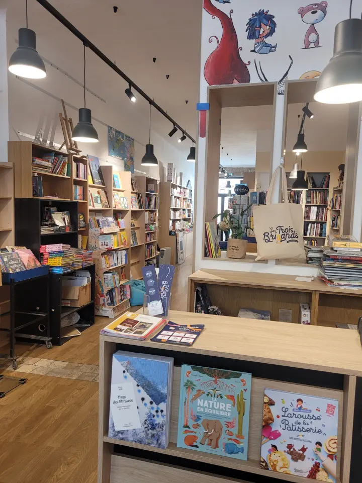 Intérieur de la librairie Les Trois Brigands à Toulon.