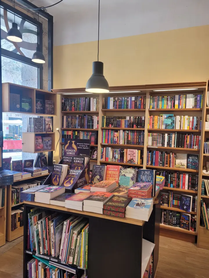 Intérieur de la librairie Les Trois Brigands à Toulon.