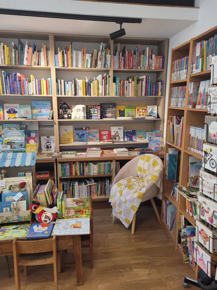 Intérieur de la librairie Les Trois Brigands à Toulon.
