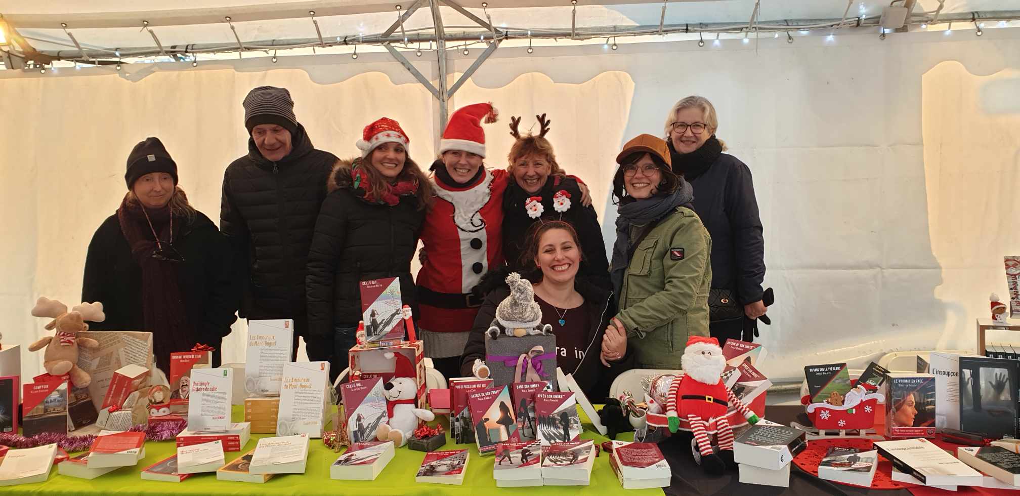 Une partie des auteurs publiés par la maison d'édition Red'Active sur le marché de Noël de Rousset.