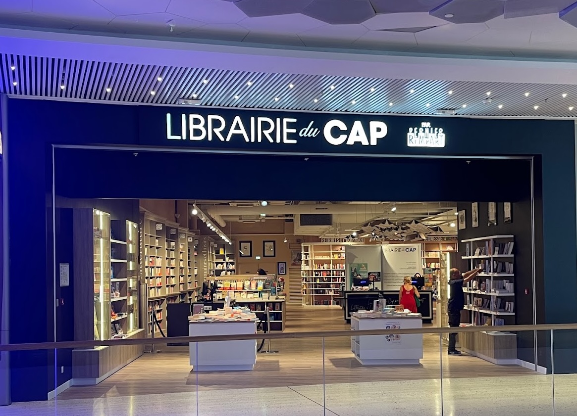 Devanture de la librairie du Cap, librairie située dans la galerie marchande du centre commercial Cap 3000, situé à Saint-Laurent-du-Var.
