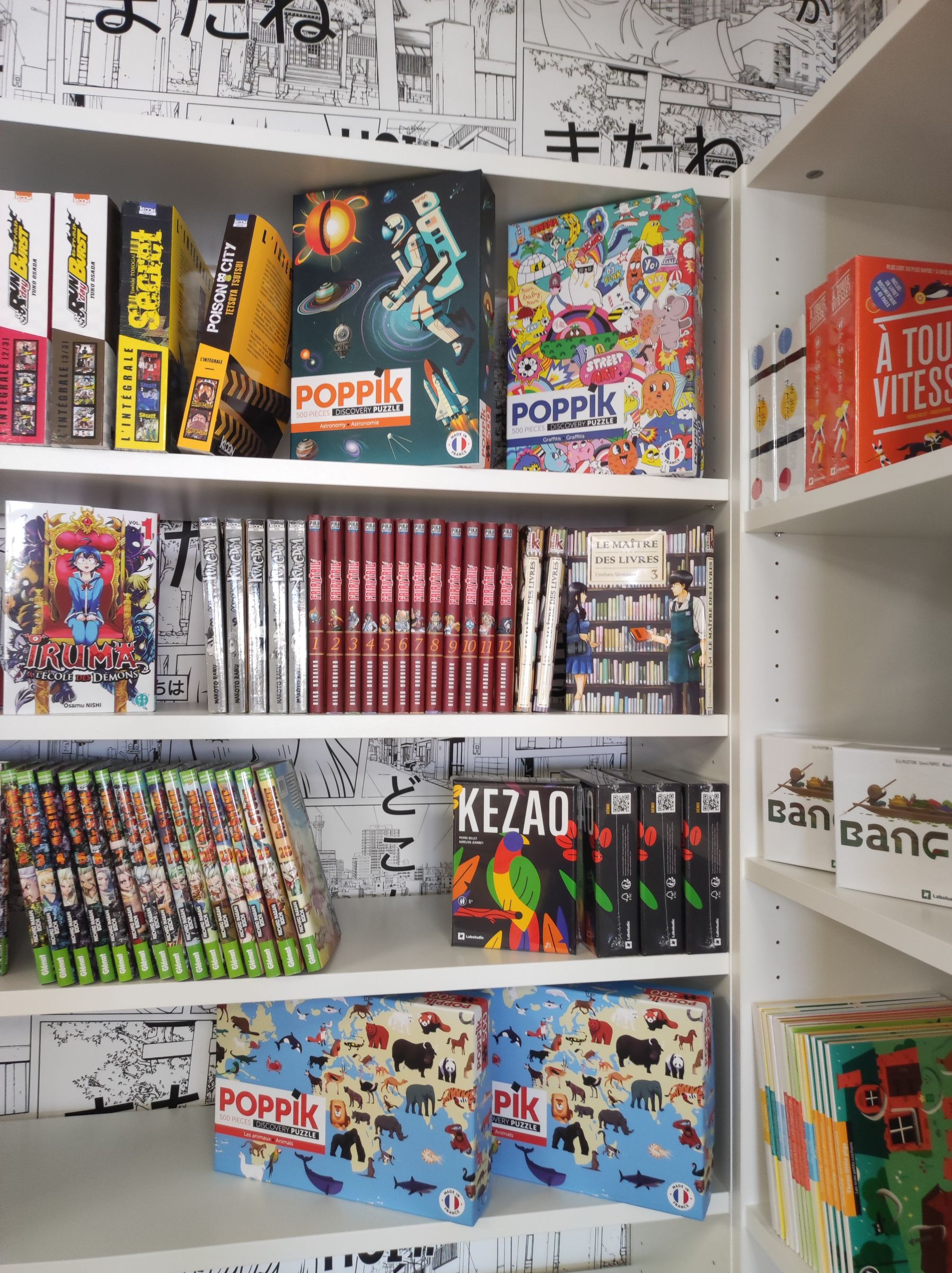 Librairie La Fabulle à Velaux. Des jeux de société sont exposés sur les étagères.