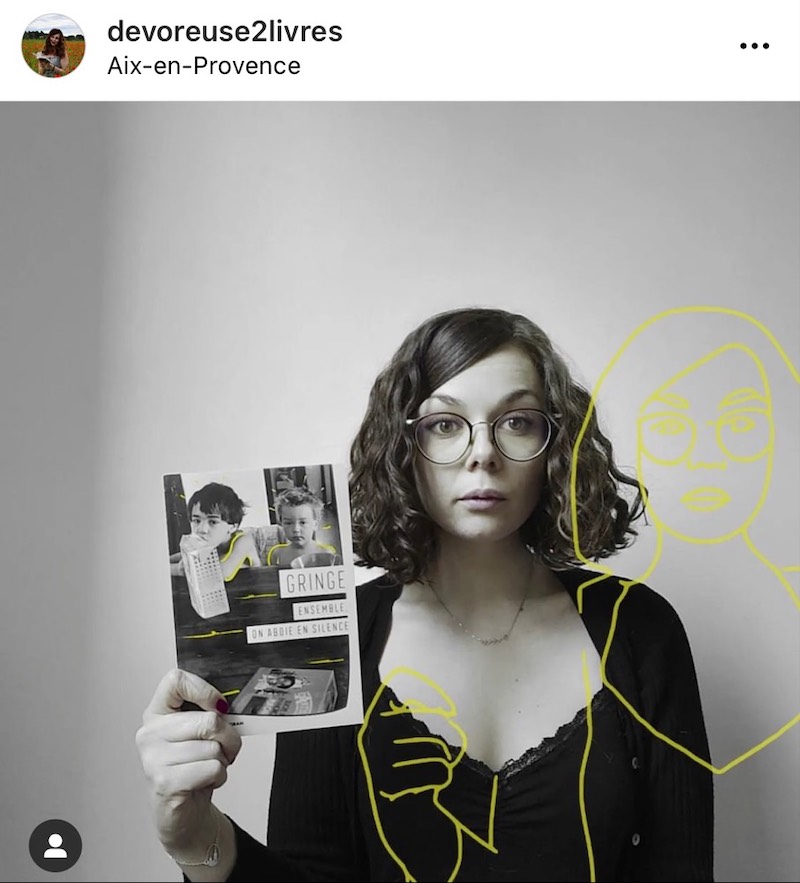 Page Instagram de la devoreuse2livres. Une influenceuse locale dans le domaine des livres montre un ouvrage.