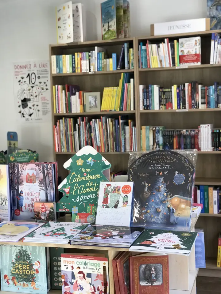 Le rayon Jeunesse de la librairie Lune & Toile à Sanary-sur-Mer.