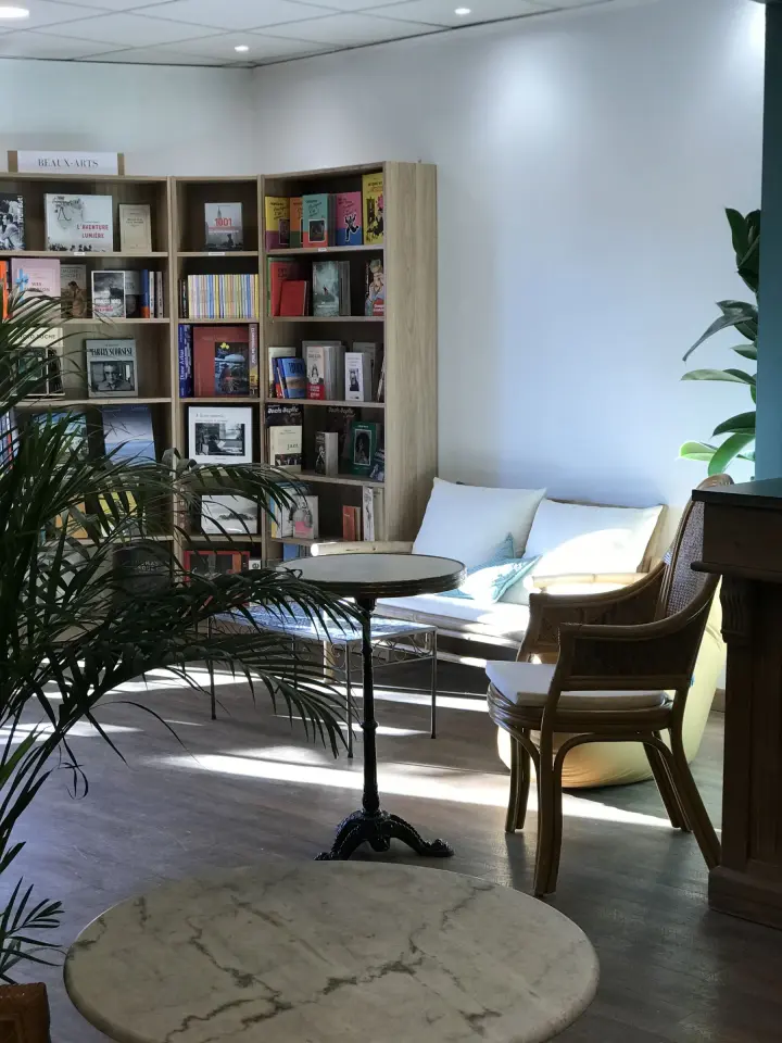 Le rayon Beaux-Arts de la librairie Lune & Toile à Sanary-sur-Mer.