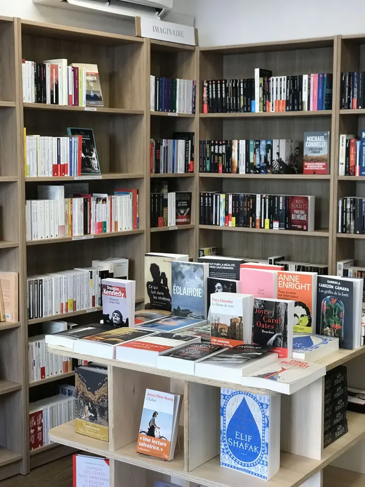 Le rayon Littérature traduite de la librairie Lune & Toile à Sanary-sur-Mer.