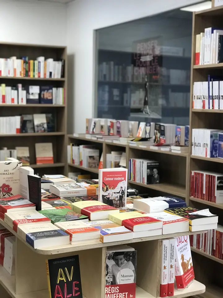 Le rayon Littérature francophone de la librairie Lune & Toile à Sanary-sur-Mer.