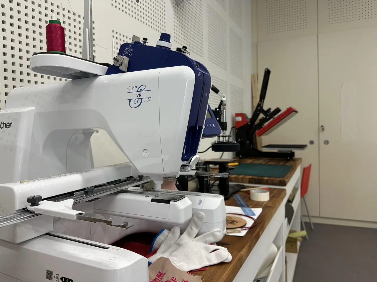 Brodeuse utilisée dans la Fablathèque de la médiathèque de Septèmes-les-Vallons.