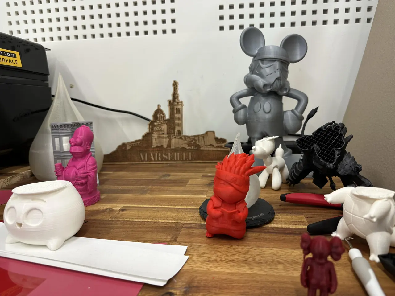 Objets créés avec les outils présents à la Fablathèque (figurines).