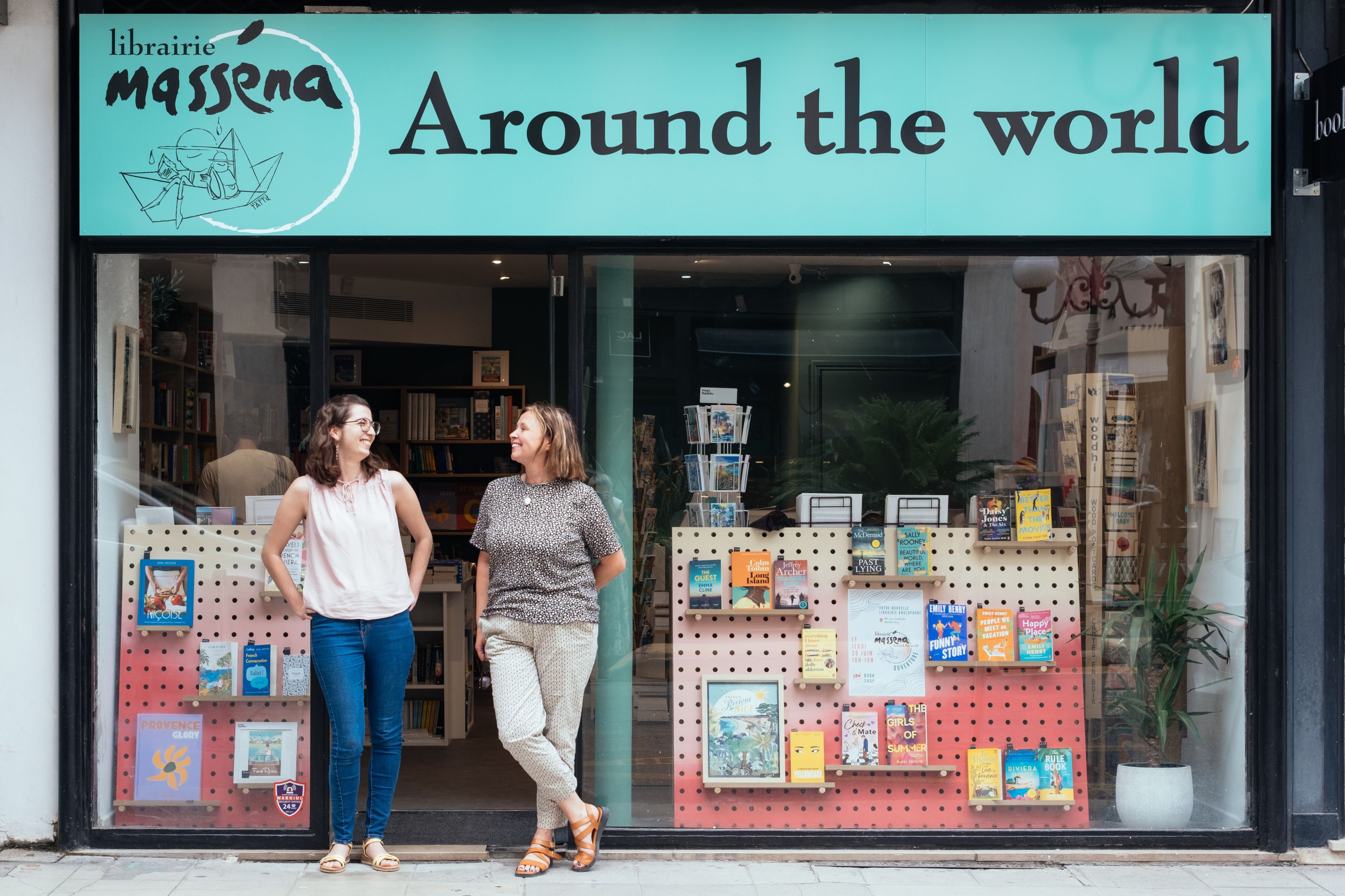 Devanture de la librairie anglophone Around The World, située à Nice.