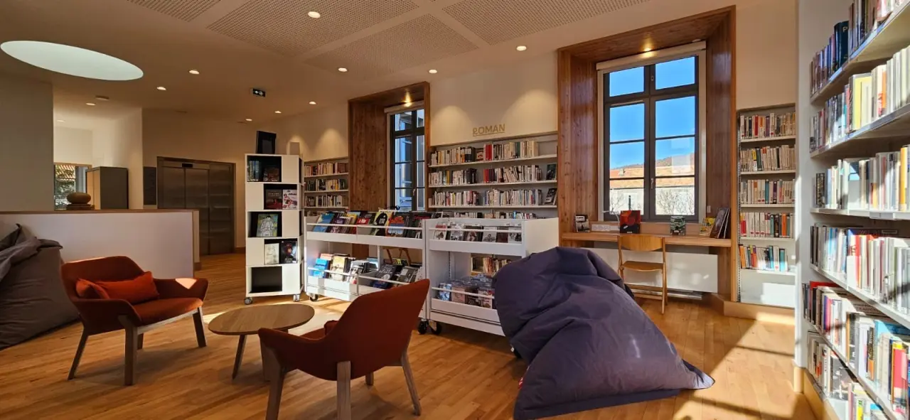 Premier étage de la médiathèque de Laragne-Montéglin.