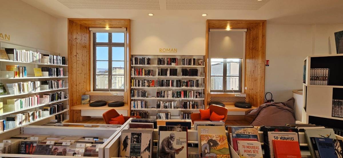 Espace roman adulte de la médiathèque de Laragne-Montéglin.