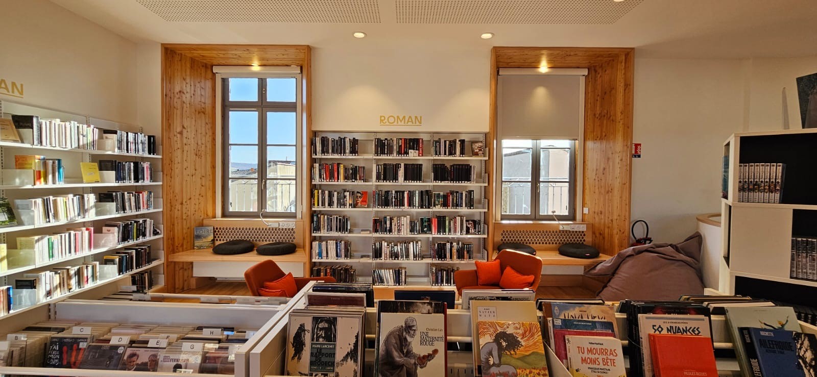 Espace roman adulte de la médiathèque de Laragne-Montéglin.