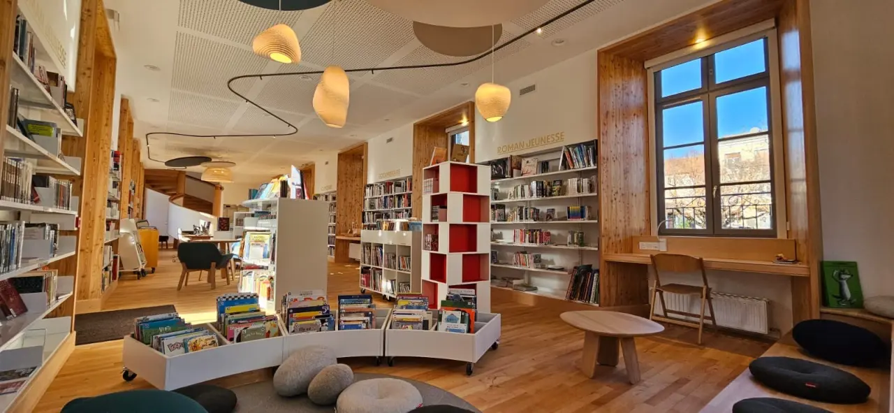 Rez-de-chaussée de la médiathèque de Laragne-Montéglin.