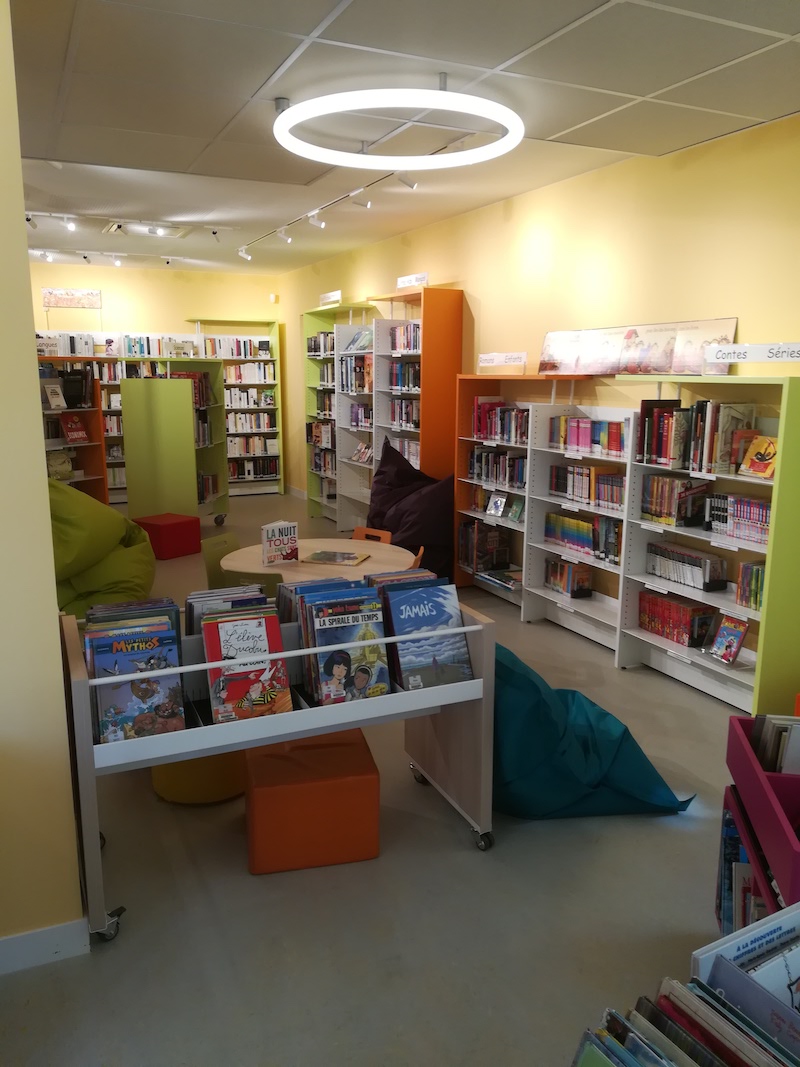 Photo de la salle de lecture de la bibliothèque de Verquières