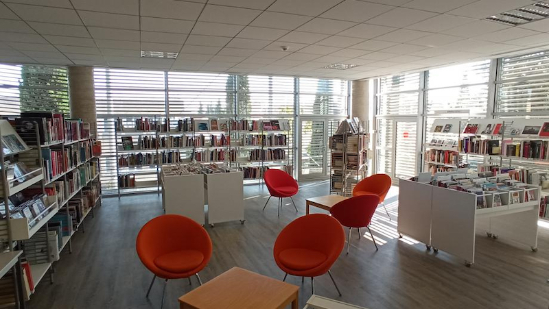 L'intérieur de la médiathèque de Cavaillon