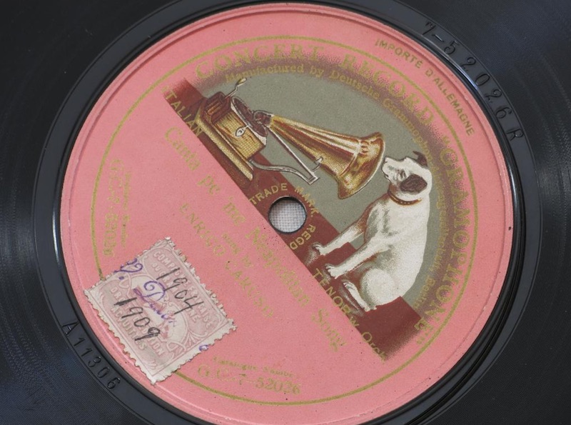 Photo d'un disque sur lequel on voit un chien mettre la gueule dans un gramophone.