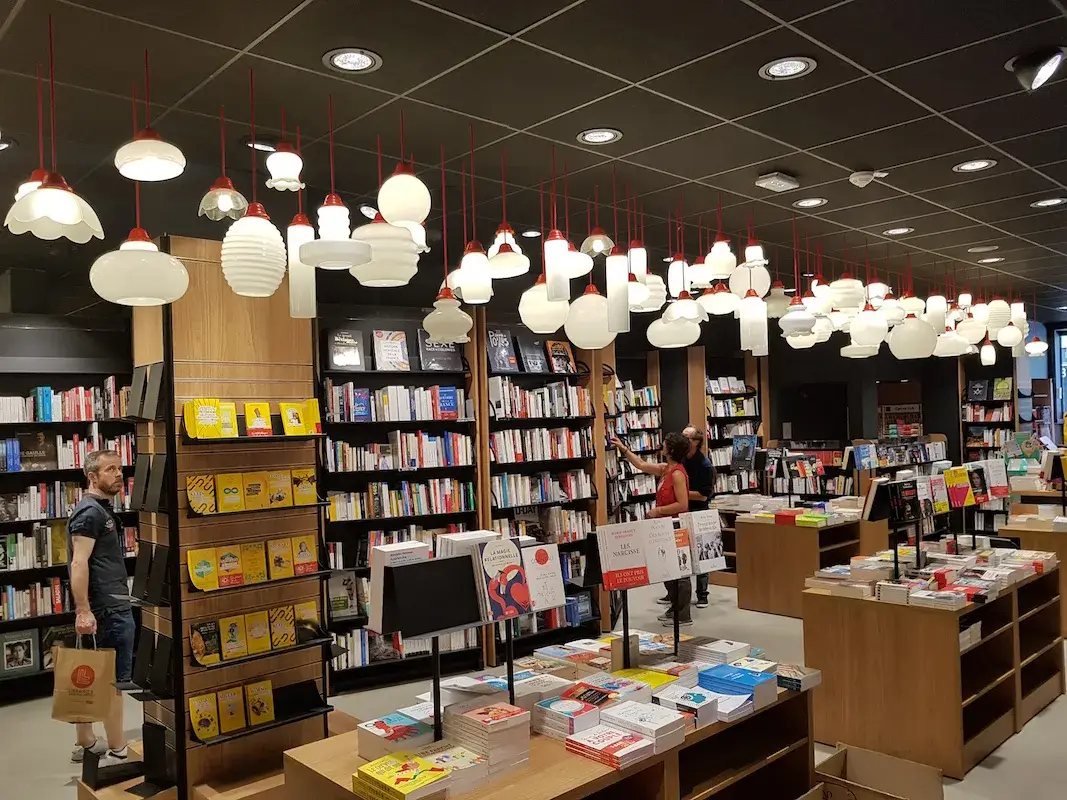 photo de l'intérieur de la librairie Charlemagne