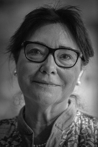 Portrait de l'autrice Paule Constant en noir et blanc