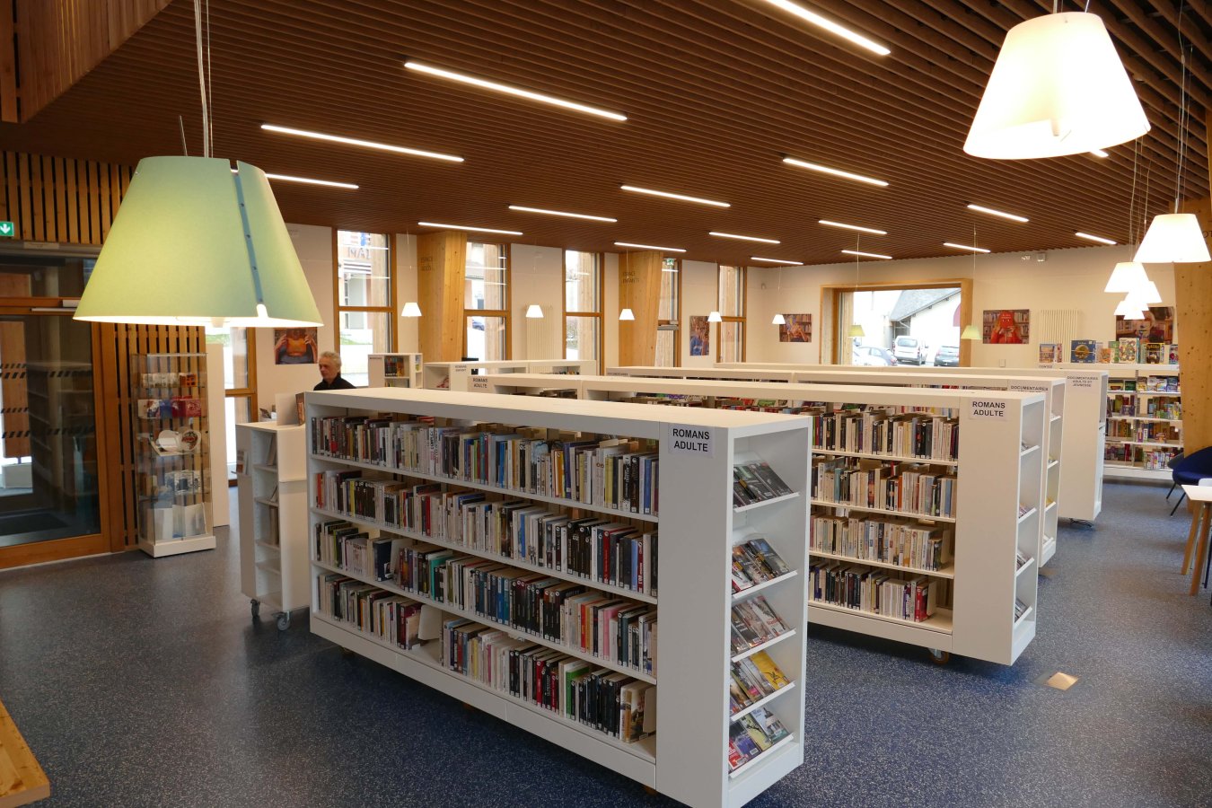 Rayonnages dans la bibliothèque de Saint-Bonnet en Champsaur