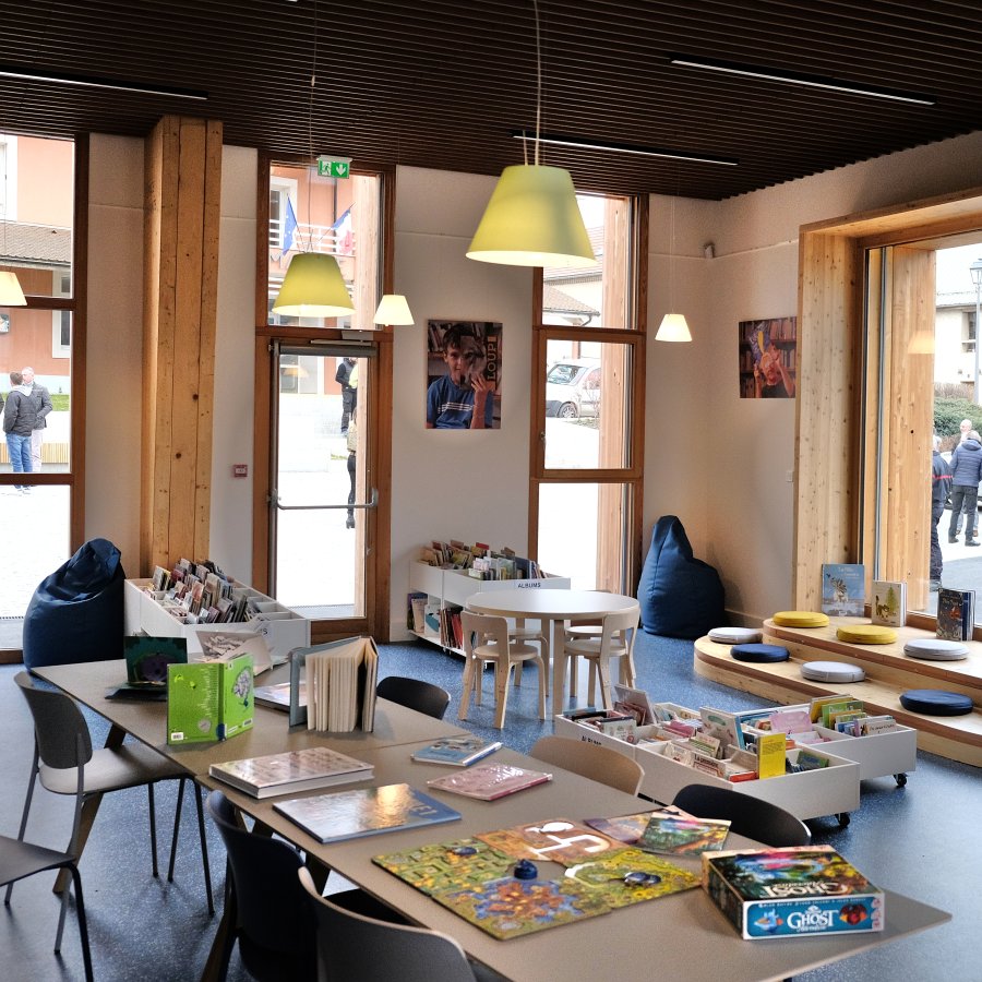 Photo de l'espace jeunesse de la Bibliothèque de Saint-Bonnet en Champsaur