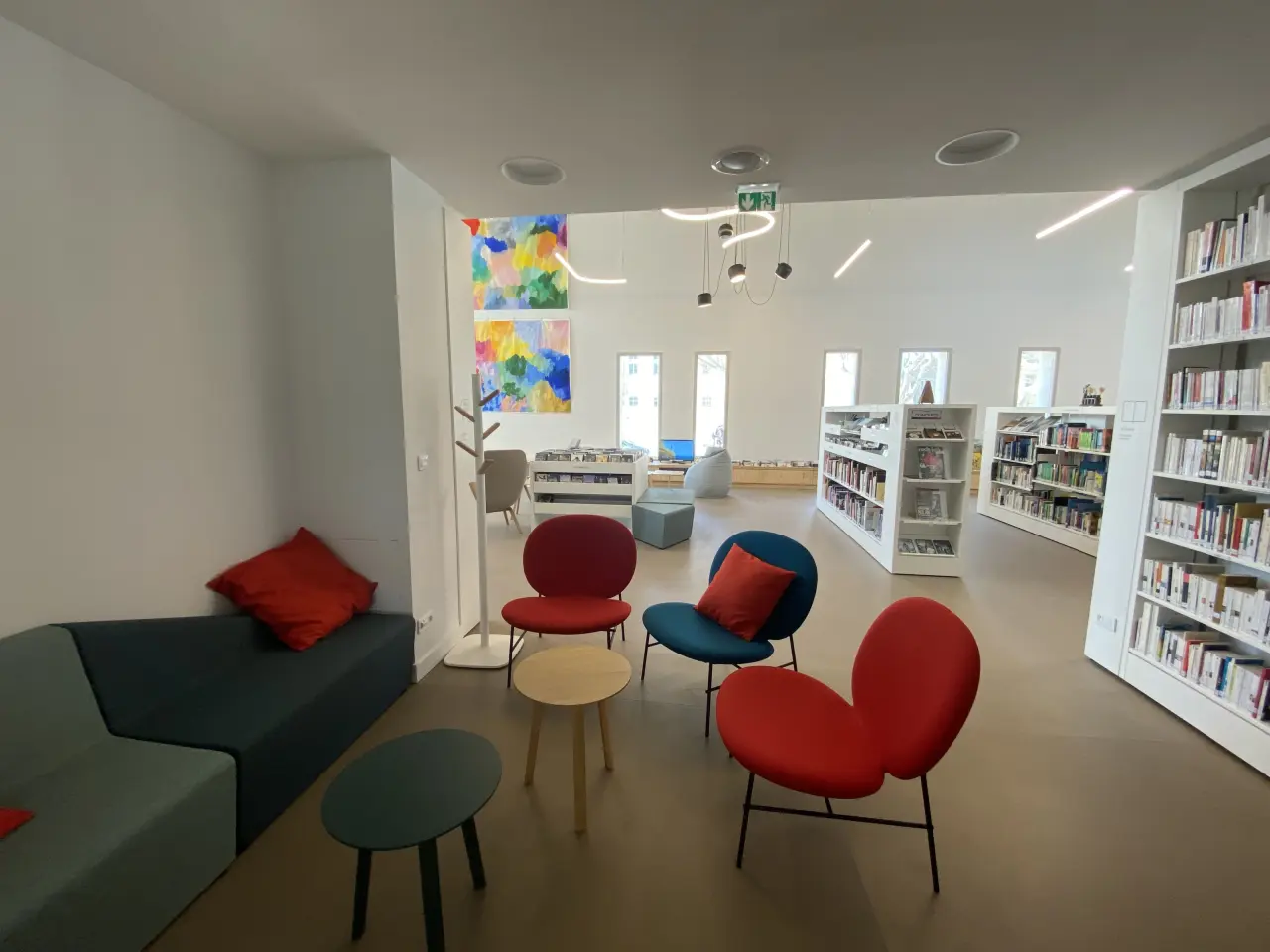 Intérieur de la médiathèque de Tarascon, coin cosy, avec chaises et canapé.