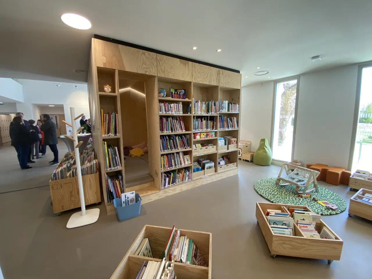 Intérieur de la médiathèque de Tarascon. Coin enfants avec tapis et livres adaptés.