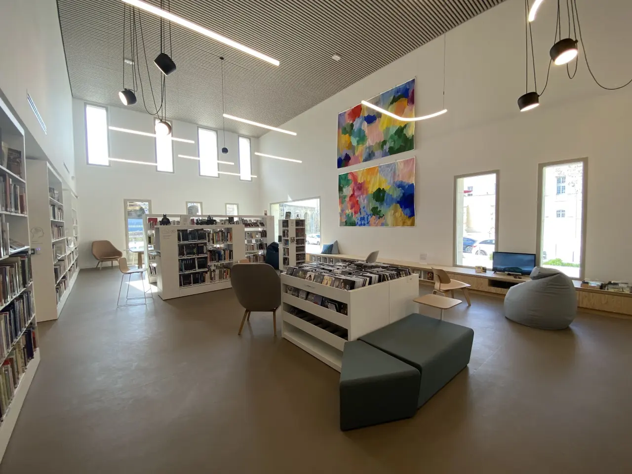 Intérieur de la médiathèque de Tarascon.  Tableaux colorés au mur.