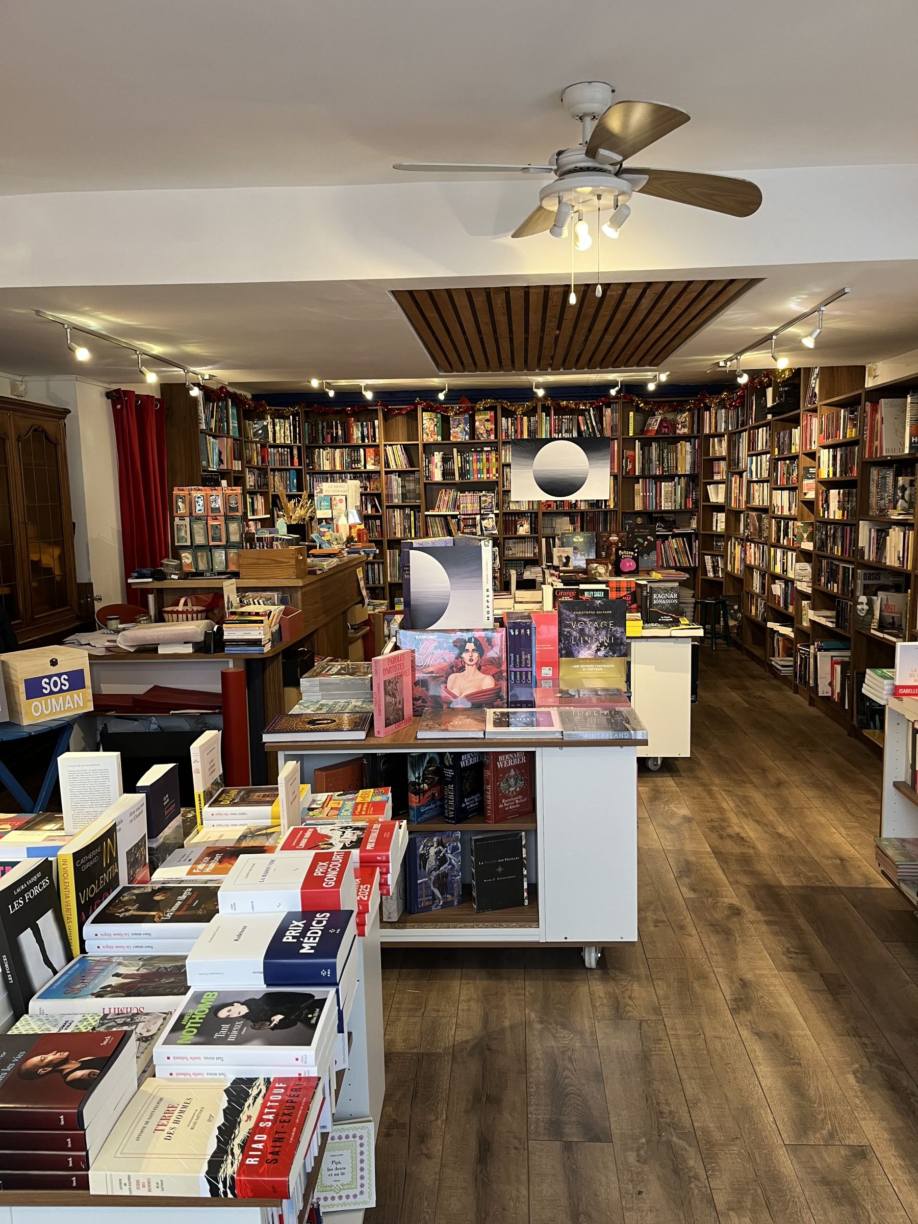 Intérieur de la librairie Préambule à Cassis.