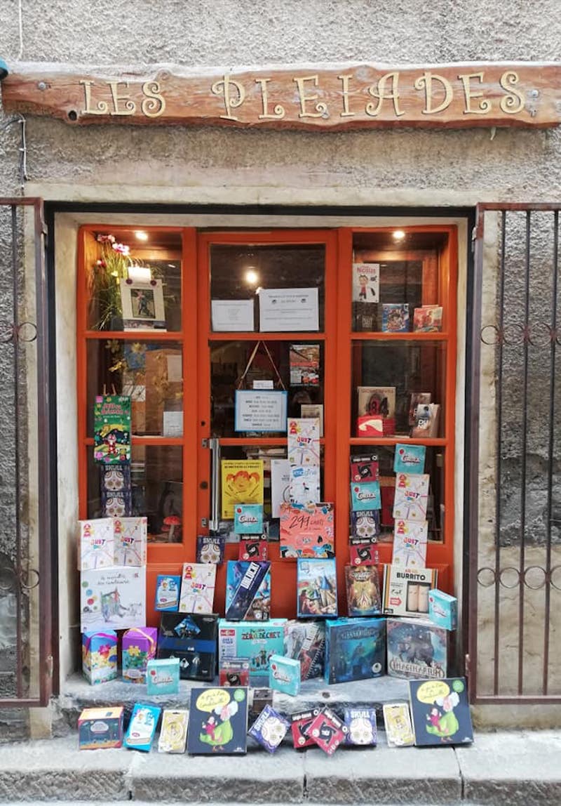Devanture de la librairie Les Pléiades à Colmars-les-Alpes