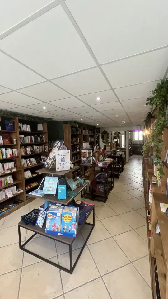 Intérieur de la librairie Sacrés caractères à La Crau (Var). Livres pour enfants au premier plan.