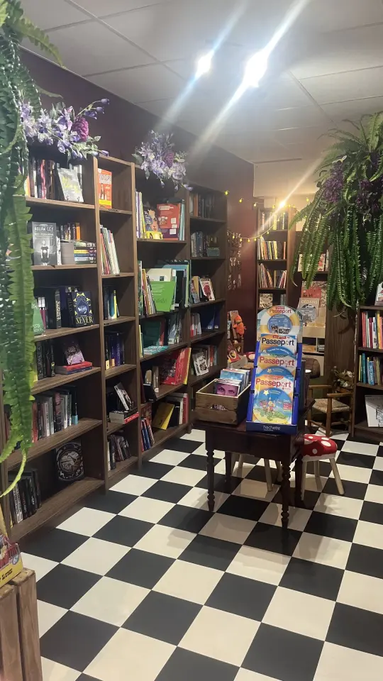 Intérieur de la librairie Sacrés caractères à La Crau (Var).