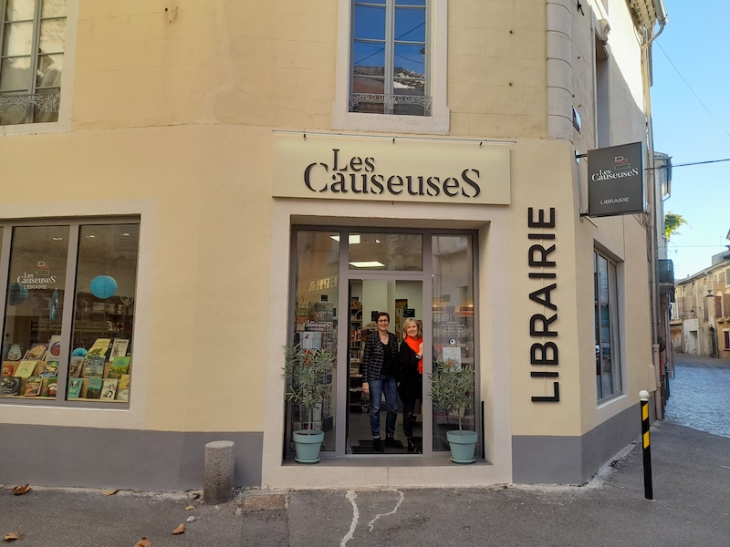 La devanture de la librairie Les Causeuses, avec les deux libraires.