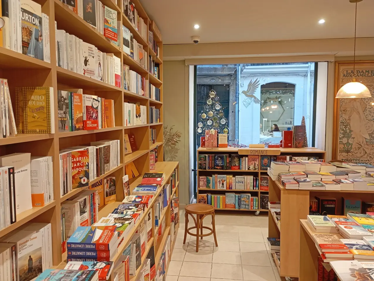 Vue sur les rayonnages de la librairie Le Chant du monde à Aix-en-Provence