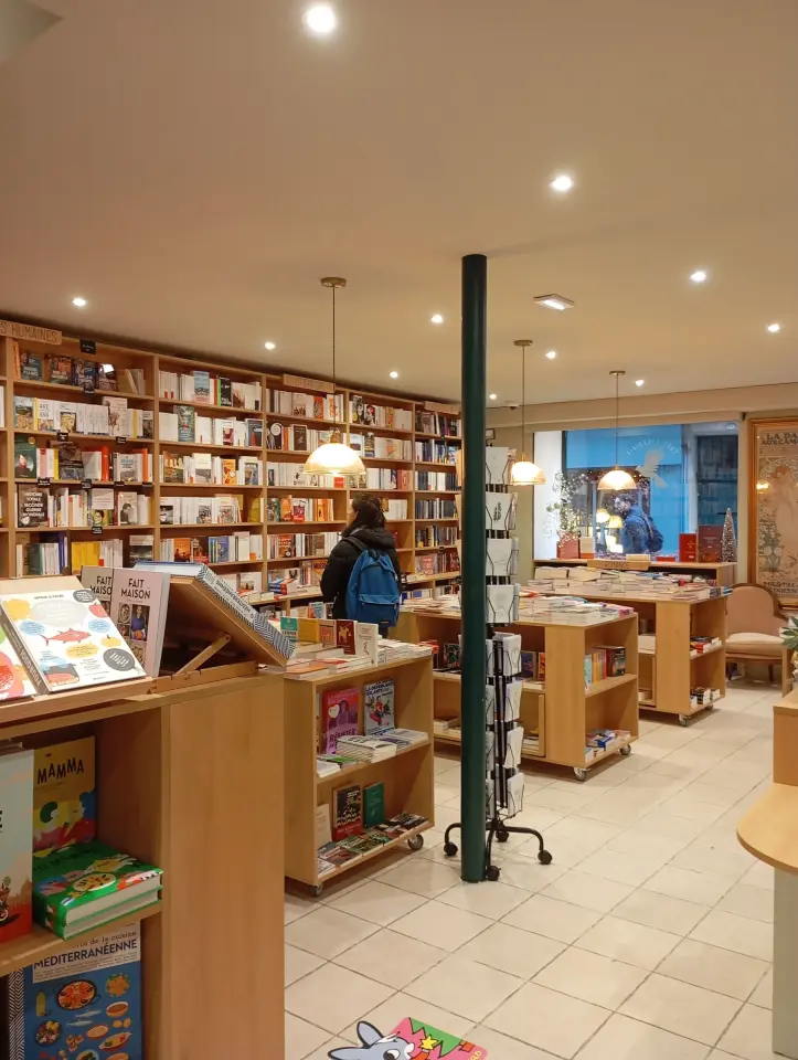 Vue de l'intérieur de la librairie Le Chant du monde à Aix-en-Provence.