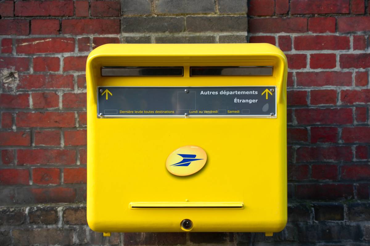 photo d'une boîte aux lettres jaune La Poste