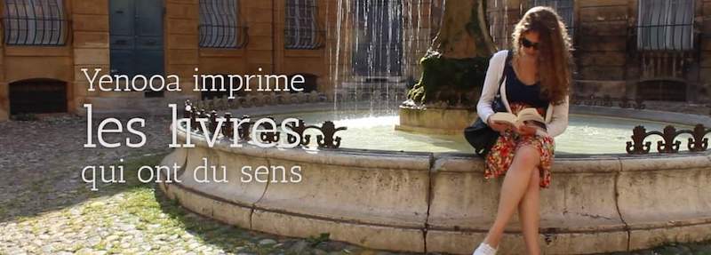 La devise de Yenooa : Yenooa imprime les livres qui ont du sens. 
Une jeune fille est assise sur le rebord d'une fontaine à Aix-en-Provence.
